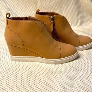 NEW Paolo Buckskin wedged heel causal shoe in a 6-1/2